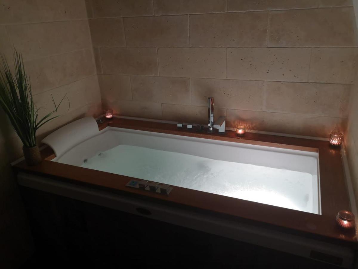 Jacuzzi - La Petite Romantique - Flobnb Лаон Екстериор снимка